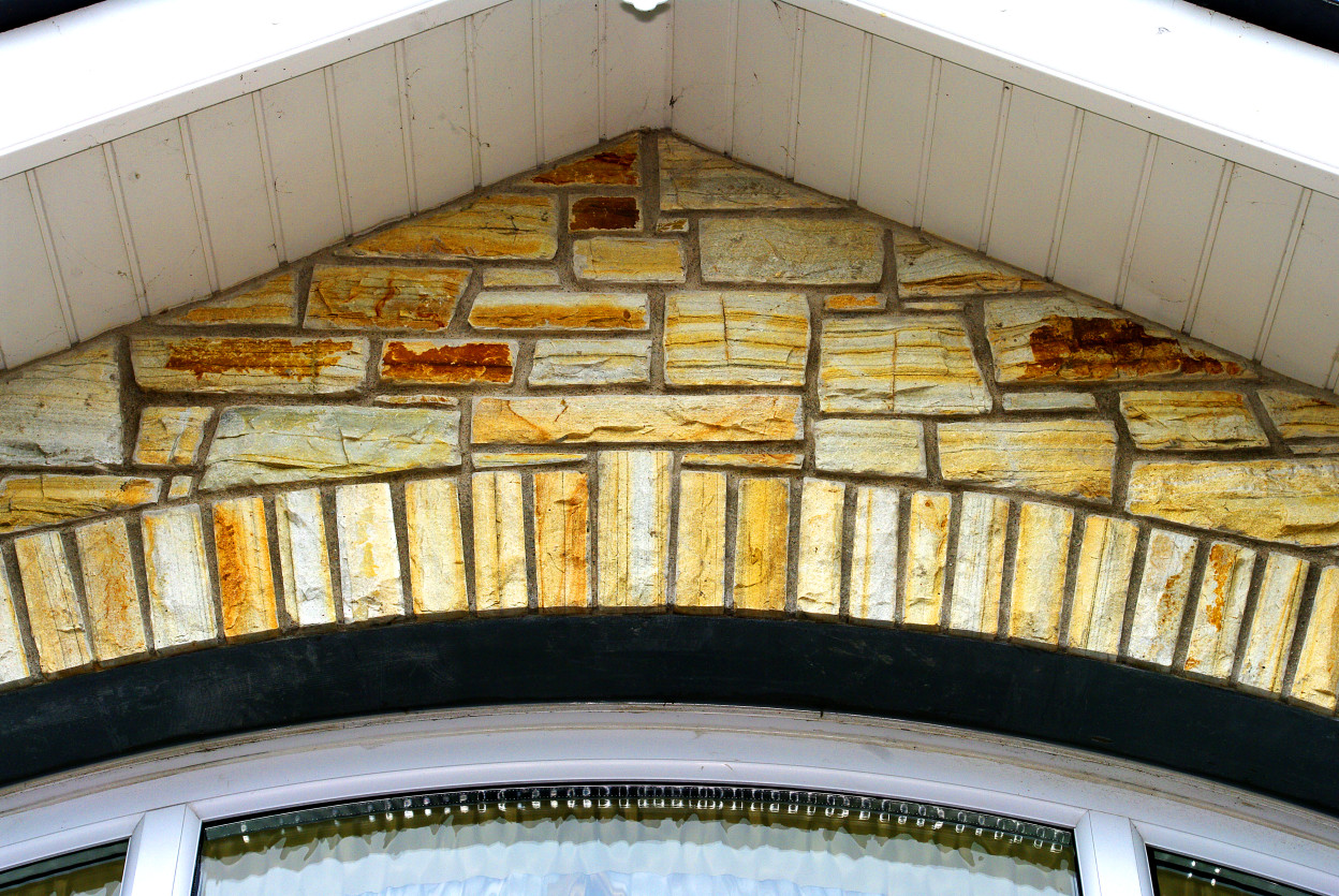 Brown Quartzite Stone, Arch detail bult on keystone lintel